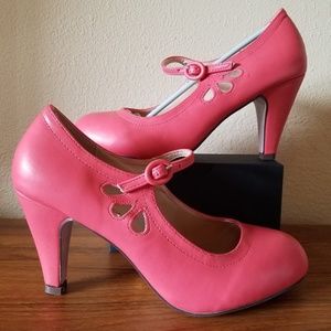 Round Toe Pierced Mid Heel Dress Pumps
